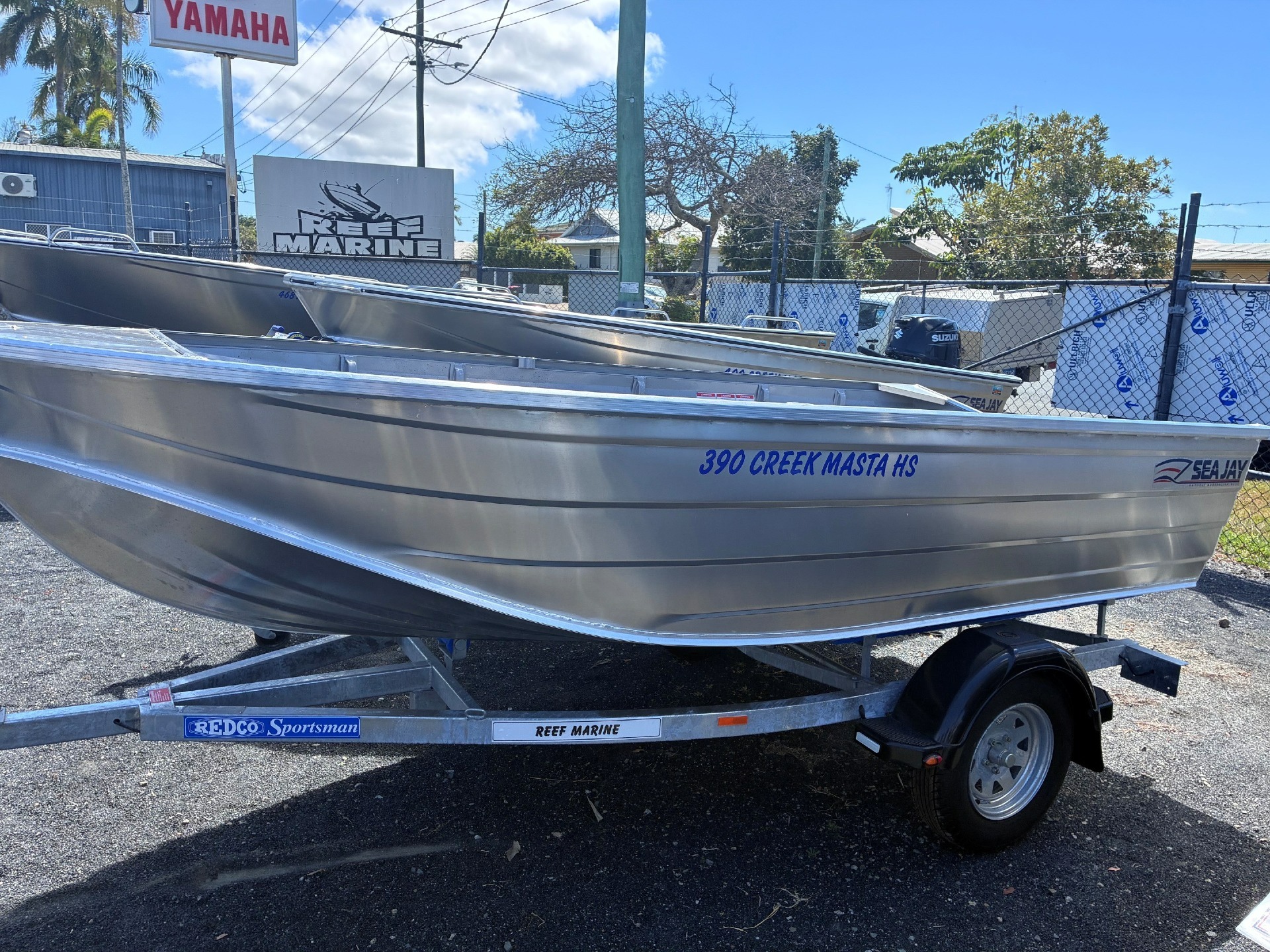 390 Creek Masta HS - Side view
